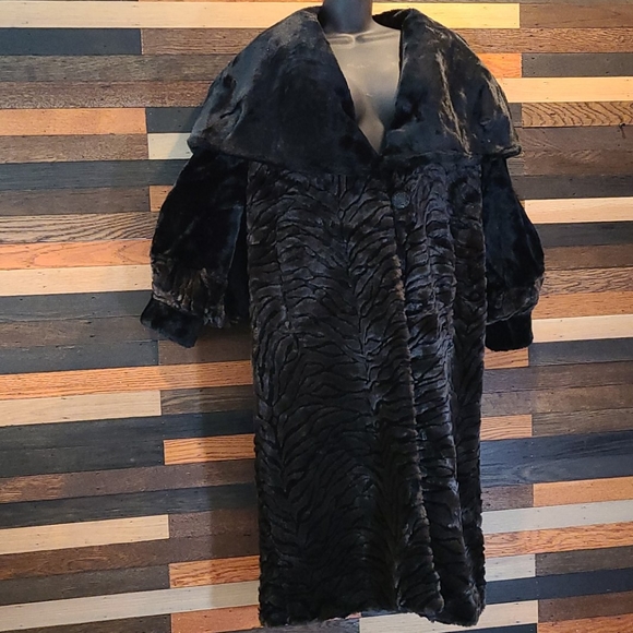 AMERICAN SIGNATURE FULL LENGHT FAUX FUELEGANT COAT - Picture 2 of 15